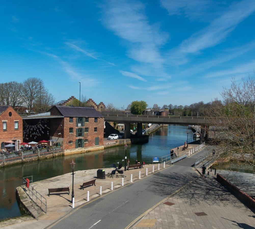 3, The Dolphin, 49 Quay Street - Stunning Apartment - Quintessential - Quay Views - Sleeps 2-4 People Newport  Exterior foto